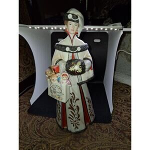 Avon ,Mrs. Albee , 1999 / 2000 President Club Award porcelain statue , 9 ½"
